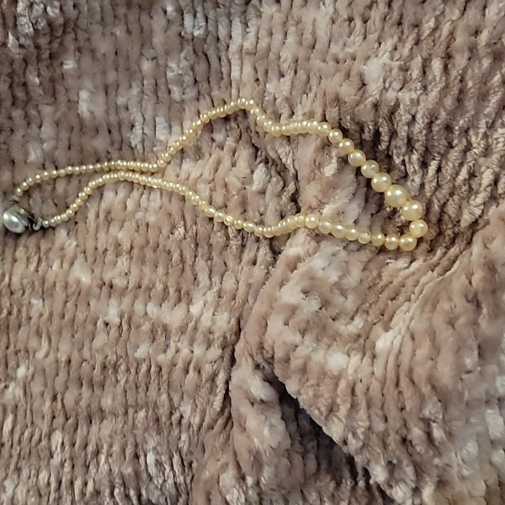 Pearl necklace choker